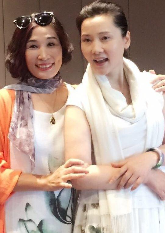 54岁何赛飞为事业婚后十年才生娃,49岁邓文迪小女儿长得像明星