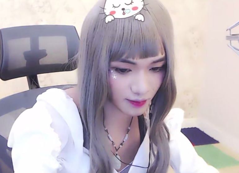 虎牙小潮第三次女装直播放飞自我撩汉操作熟练网友表示佩服