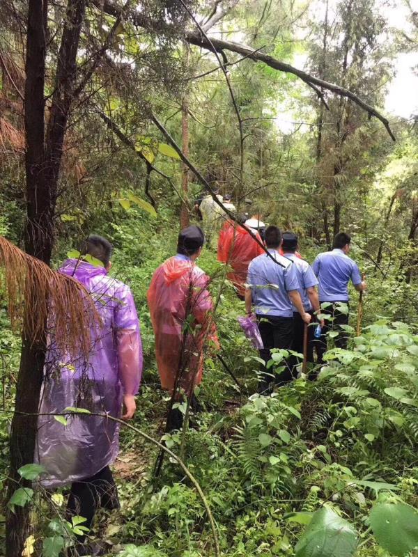 嫌犯张居迁5天杀5人案发后，邵阳警方调用1800余警力设卡、搜山。