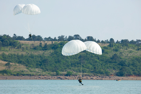 空降兵某旅雷神突击队组织水上跳伞训练