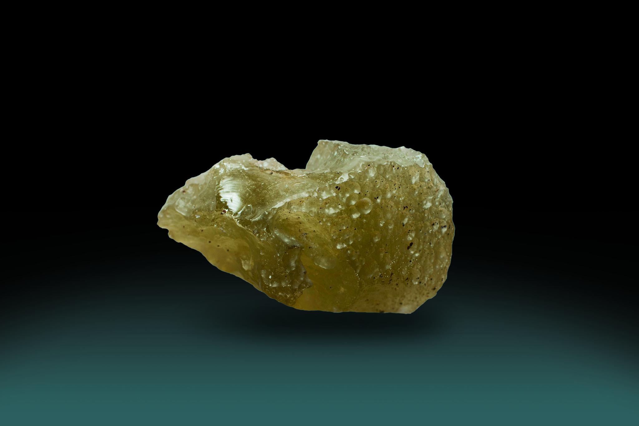 他们是来自博物馆的,乳白色玻璃陨石