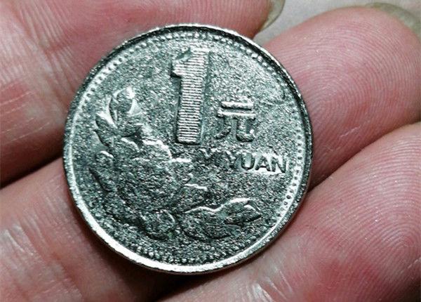 菜市场买菜老板找回来一枚硬币仔细一看赚大了