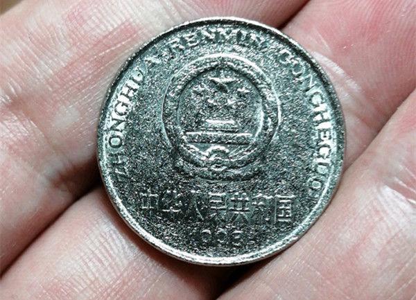 菜市场买菜老板找回来一枚硬币仔细一看赚大了