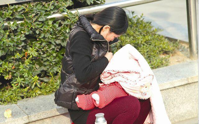 熊孩子"偷拍"宝妈哺乳照|隐私|哺乳照|偷拍_新浪新闻