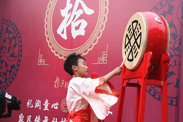 视频拜师礼点朱砂击鼓明志社区与学校联办成长礼图文
