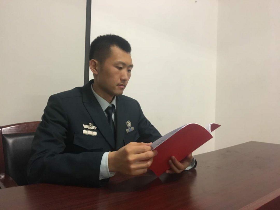 文职伉俪一身孔雀蓝是他们最靓的情侣服