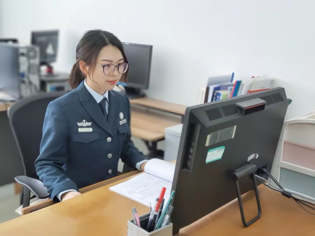 文职伉俪一身孔雀蓝是他们最靓的情侣服