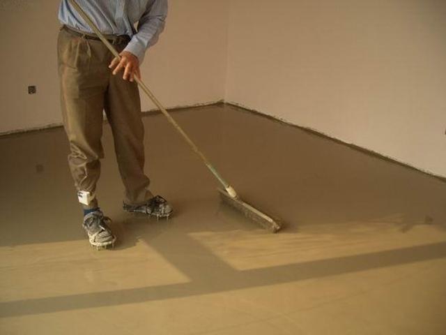 扫浆这道工序都是在地面找平之前做的,不过现在也有师傅会先将水和
