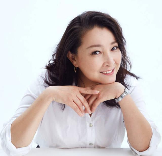 她32岁被张学友赏识,出道几十年零绯闻,如今51岁婚姻却成谜|杜鹤|张