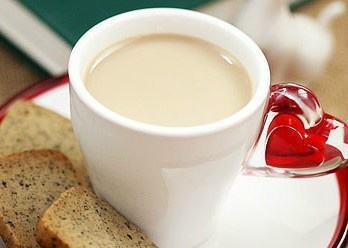 红茶和牛奶可以一起喝吗(红茶和牛奶一起喝有没有事)