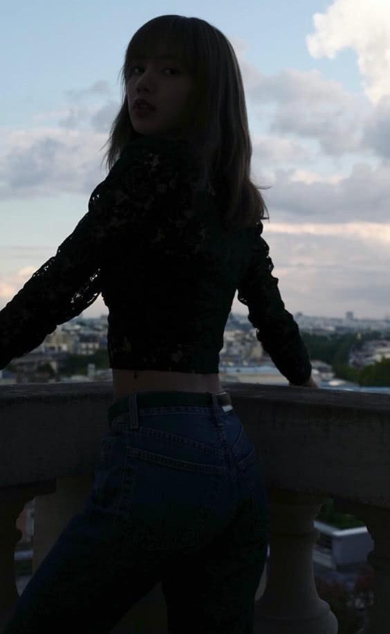 lisa自带瘦身特效晒背影美照却被a4纸腰抢镜