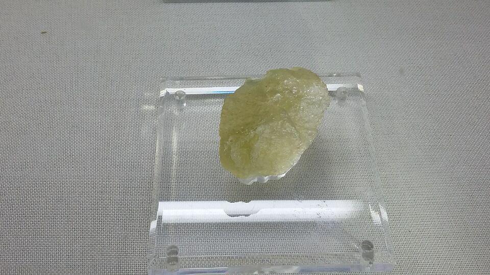 玻璃陨石为半透明的玻璃质体,颜色多种,有墨绿色,绿色,淡绿色,棕色