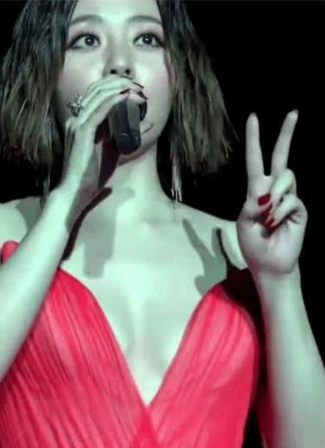 张靓颖穿"无骨裙"火了,上半身一览无余,演唱会全程用手遮挡!