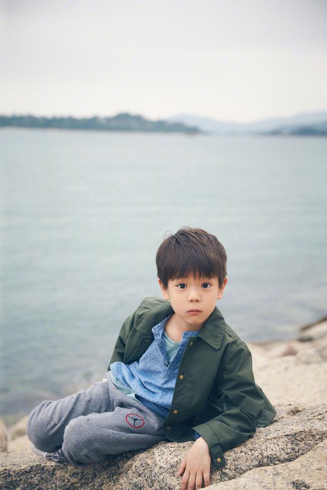 杜江晒嗯哼踢足球,剪短发的嗯哼变得更阳刚,改走高冷路线?