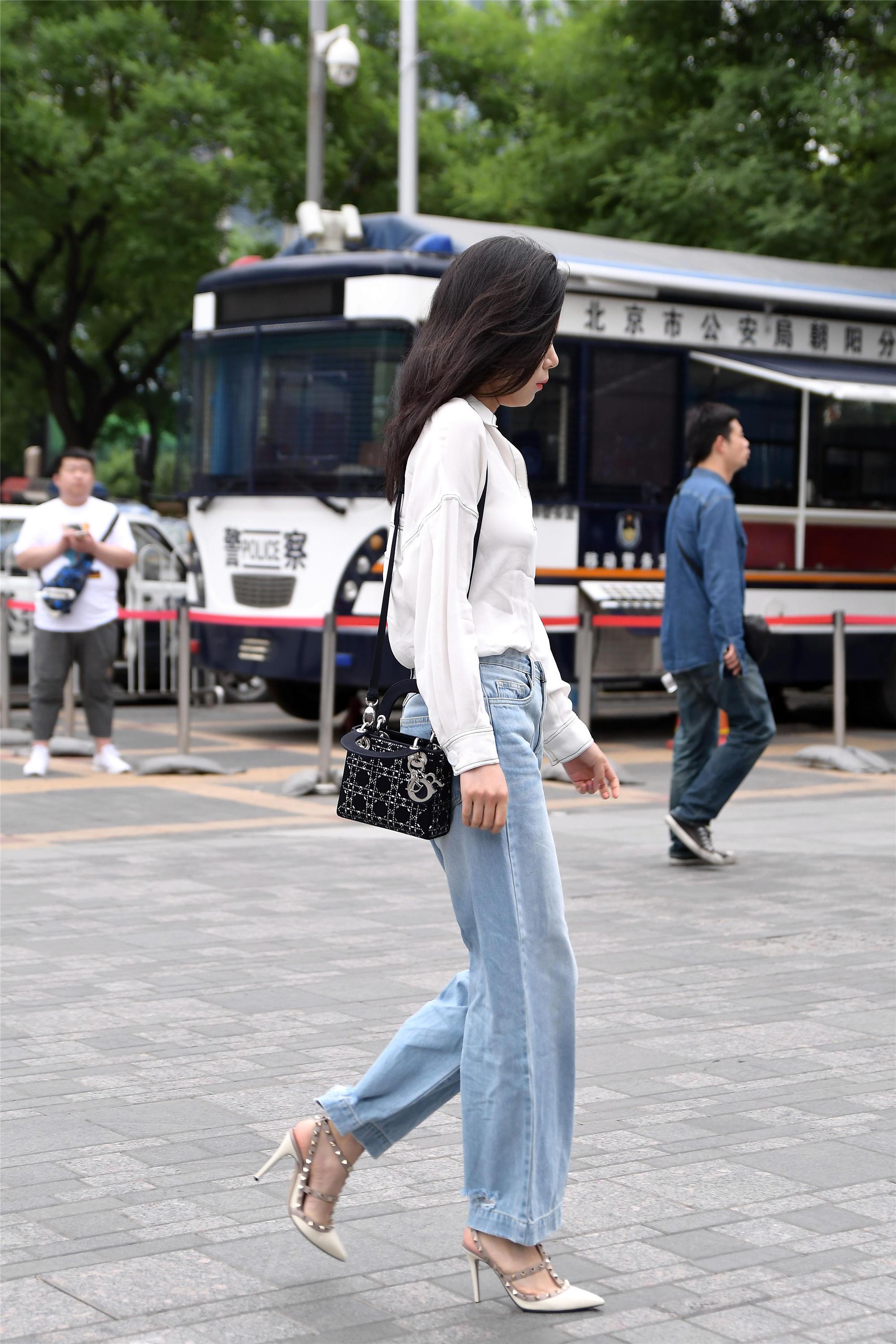 牛仔裤搭配尖头细高跟鞋优雅大气还显身材