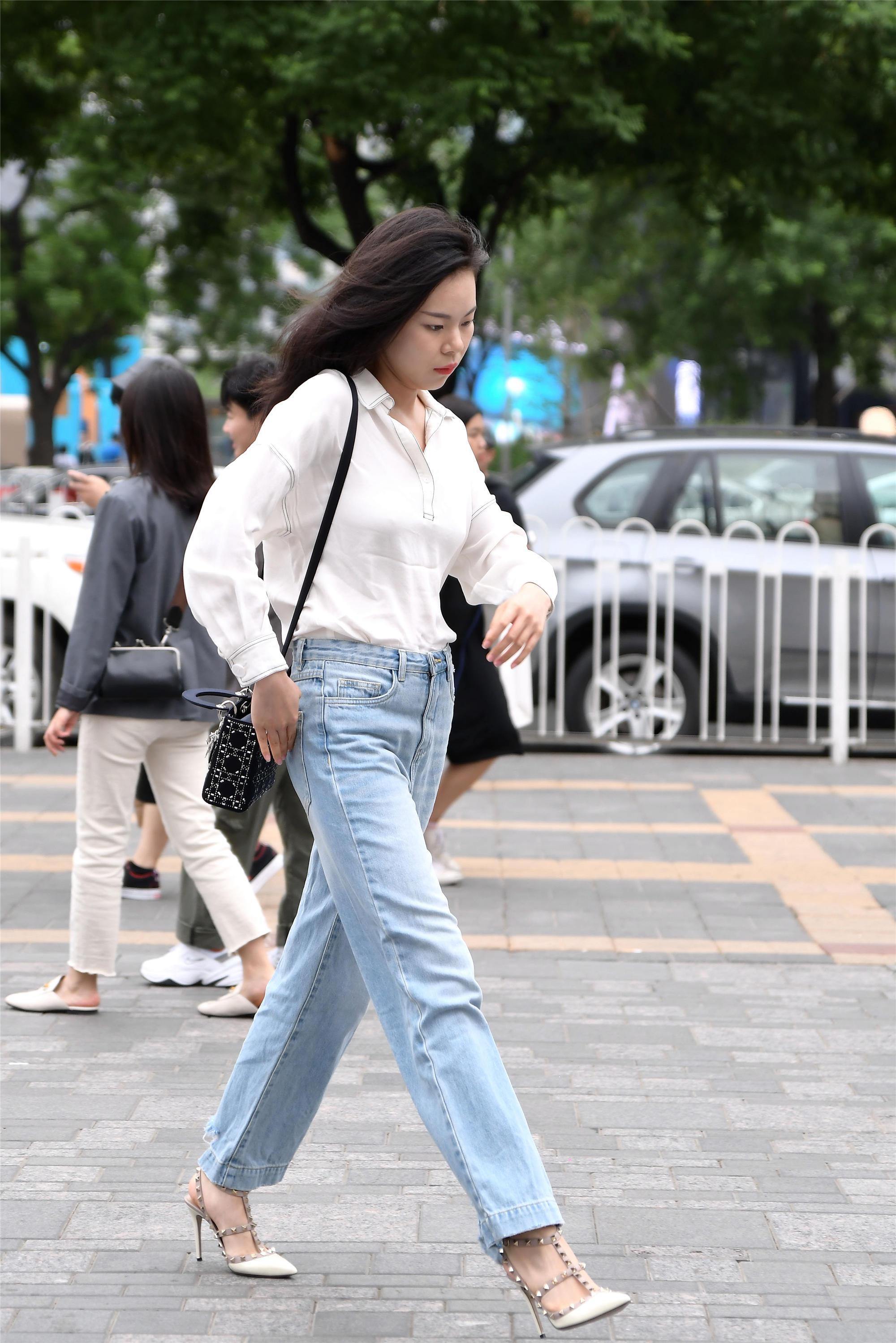 牛仔裤搭配尖头细高跟鞋优雅大气还显身材
