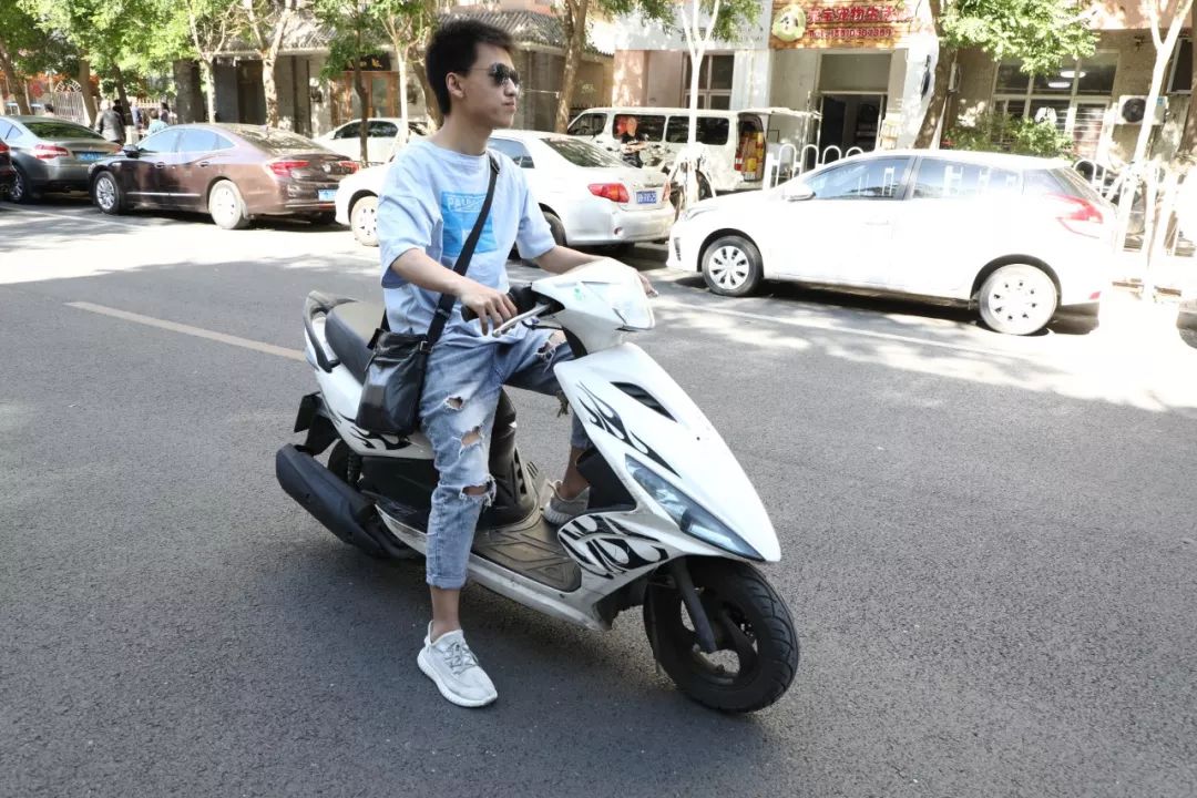 孔祥达和他的摩托车。新京报记者吴琪 摄