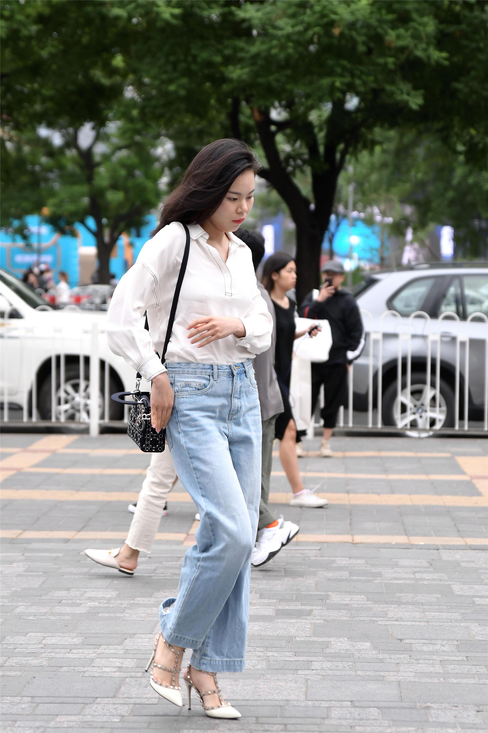 牛仔裤搭配尖头细高跟鞋优雅大气还显身材