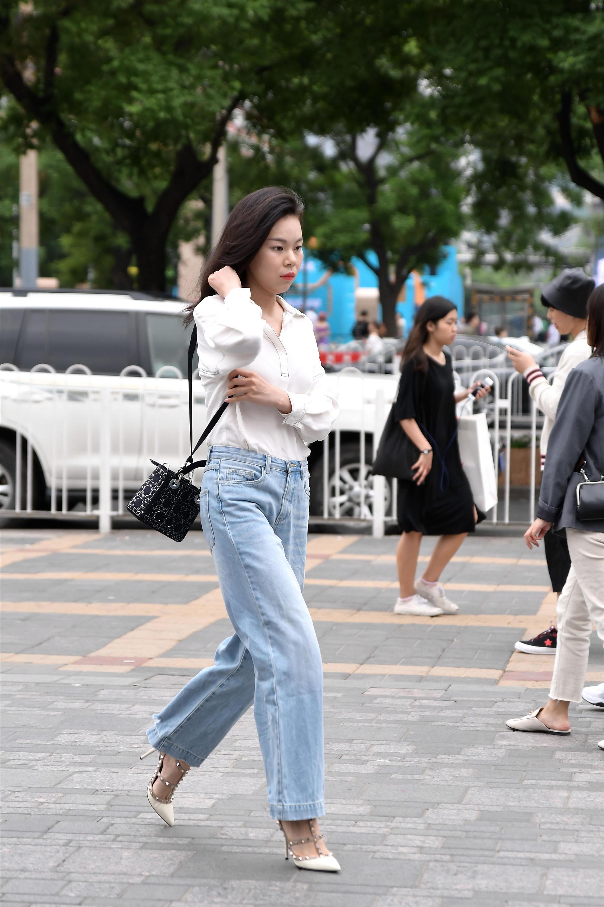 牛仔裤搭配尖头细高跟鞋优雅大气还显身材