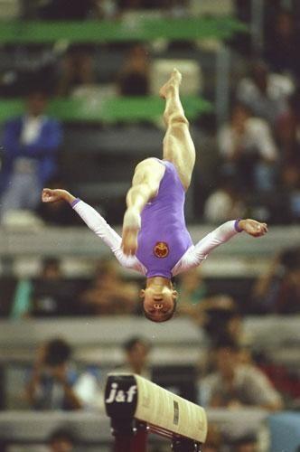 她与美国体操界的名将肯姆-加森霍喜结连理,还生了一个混血宝宝