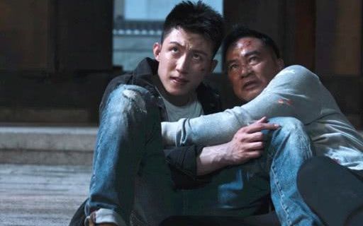 任达华 赵嘉良的死是必须的 戏中即兴发挥和吴刚抢衣服 手机新浪网