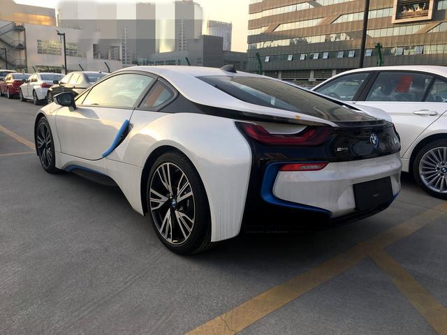 宝马i8水晶白色外观车辆配置总价200万