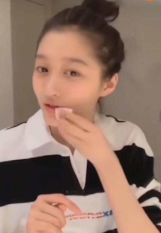 关晓彤在线公开卸妆,看清这素颜的样子后,网友:难怪鹿晗喜欢!