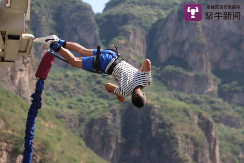 【紫牛新闻】最多时一天跳了17次,网红蹦极陪跳员的刺激人生|贾江红