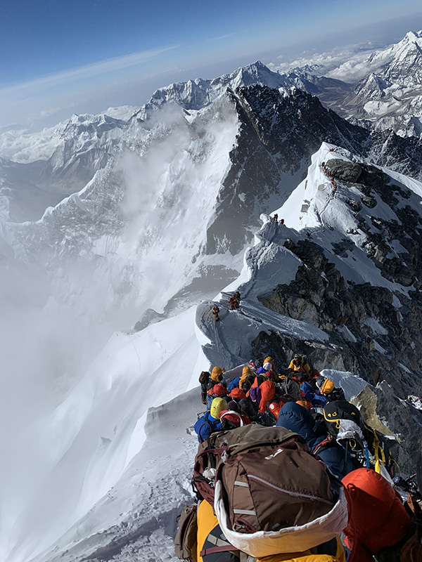 登山者堵在希拉里台阶处.