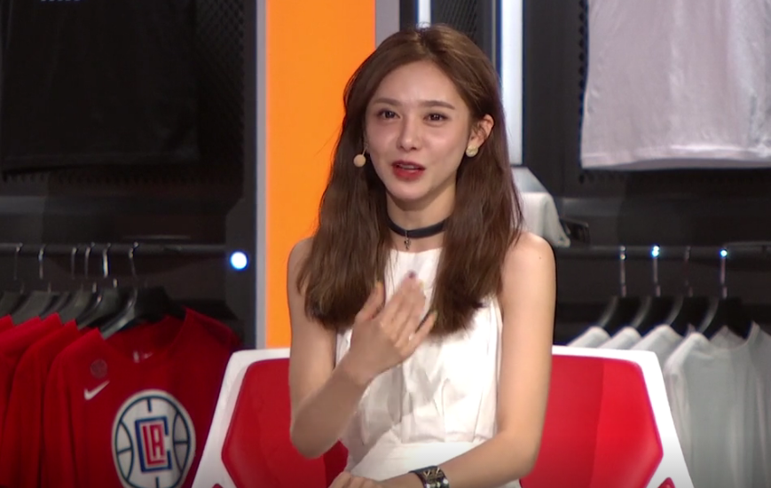 nba主持美娜化妆太用力成"猴子屁股",腿型引球迷吐槽