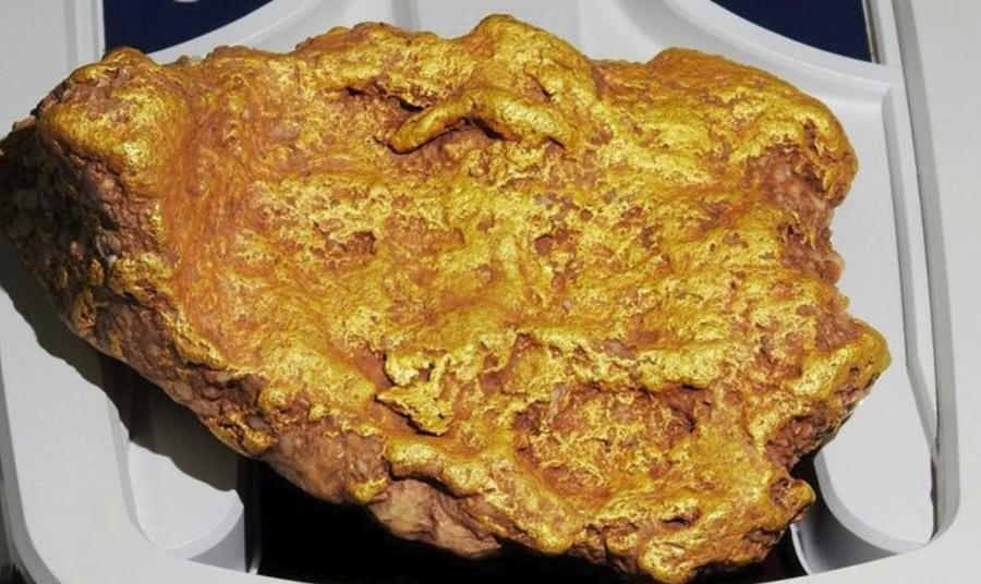 男子野外挖到大金块,据估价值55万,网友:500元外加锦旗!