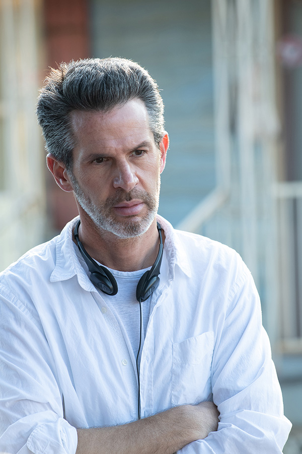 导演西蒙·金伯格片场照澎湃新闻:片中你饰演的角色黑化,据说你们曾