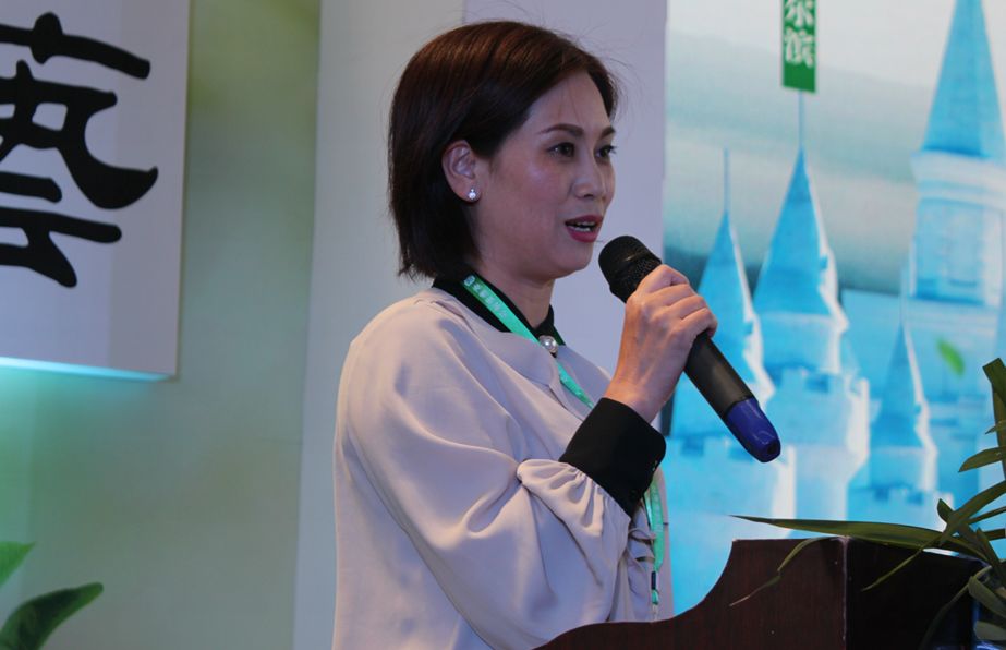 师 杨文文茶产区代表进行现场推介来自福建茶叶主产区及品牌茶企代表