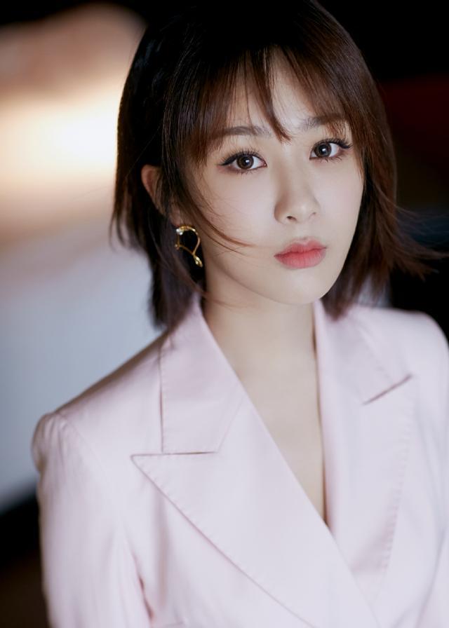 26岁杨紫越来越会穿了,一身粉色西装裙尽显温柔魅力,优雅又知性