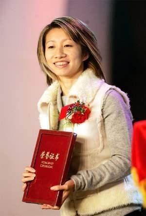 她与美国体操界的名将肯姆-加森霍喜结连理,还生了一个混血宝宝