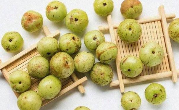 这种野果子叫油金子学名是余甘果现在市场上供不应求