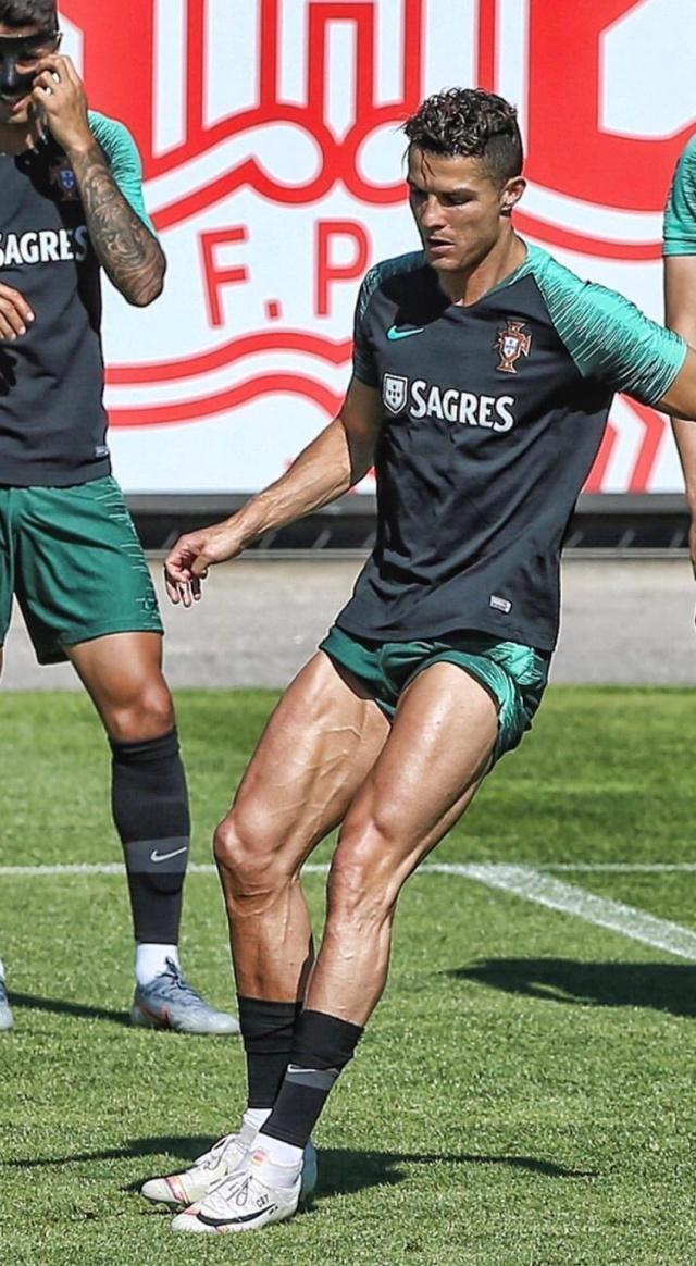 34岁c罗秀大腿肌肉,青筋凸起棱角分明,期待国足也能有这身肌肉