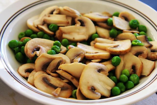 转大火入洋葱,白糖爆炒断生猪肉切末入盐,淀粉少许清水腌制待用