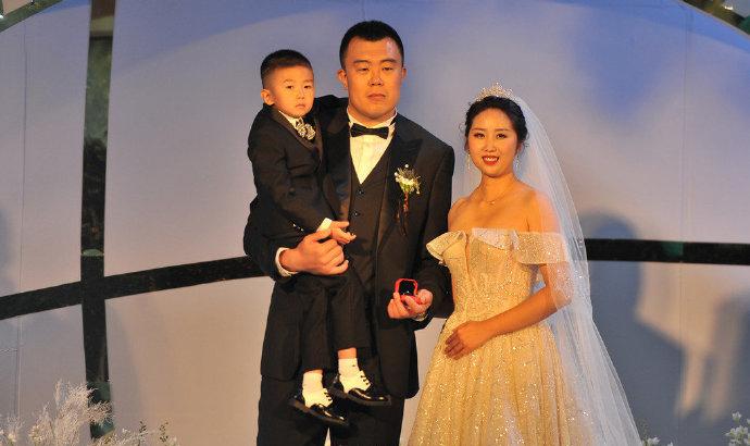 韩德君婚礼:四国手伴郎团,郭士强杜锋有说有笑,郭艾伦逗妹妹