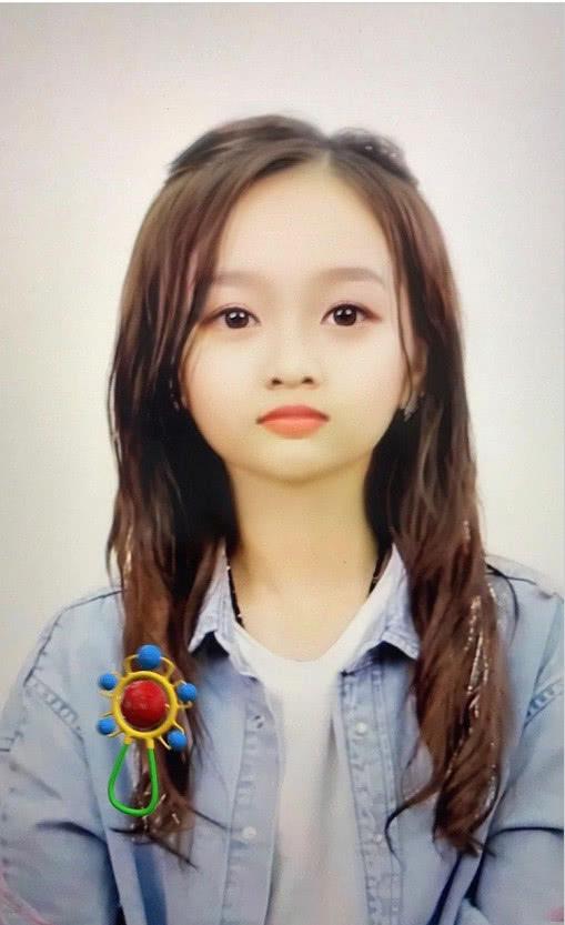 吴宣仪更像是缩小版,模样乖巧呆萌的她也很可爱.