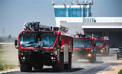 机场消防站消防员驾车出动，训练熟悉机场道路。摄影/新京报记者 陶冉