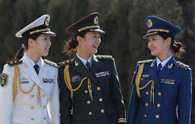 仅从军衔标识和资历牌即可区别军官级别