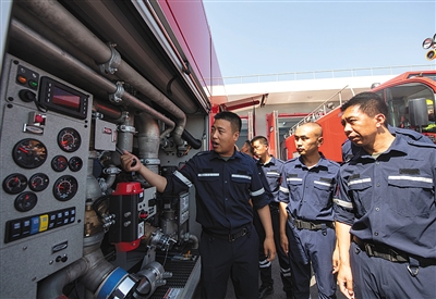 消防站的消防员正在熟悉最新式的消防车的使用方法。摄影/新京报记者 陶冉
