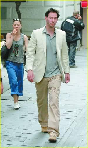 2008年被曝华裔女子周佳纳恋爱,还被拍到一同旅行,鸳鸯戏水,可基努