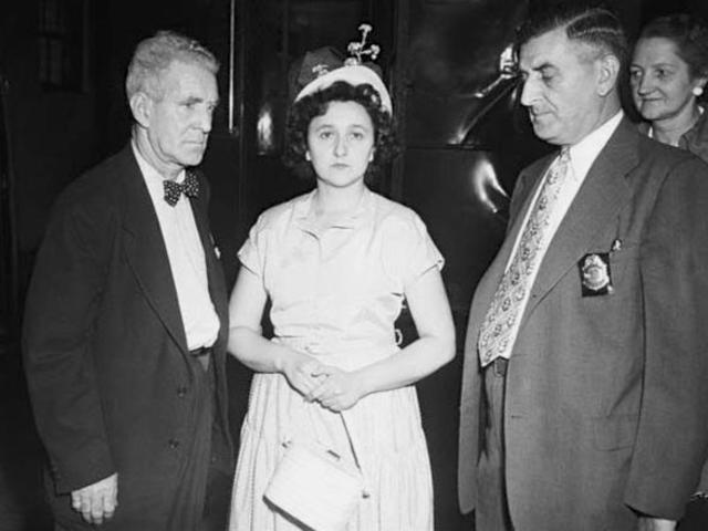 【朱利叶斯·罗森堡夫妇在纽约监狱里亲吻,1950年8月23日.