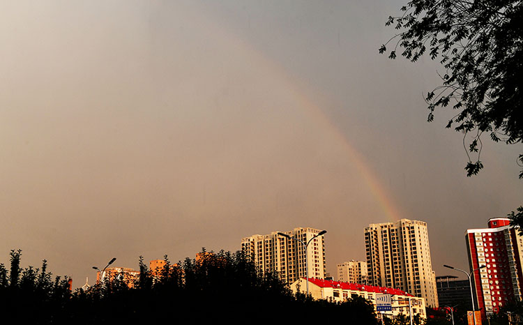 东四环慈云寺桥，雨后出现一道彩虹。