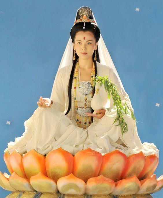 的角色,而且是因为剧情背地里面帮助女主角,一身白色的衣服缘煤芎每