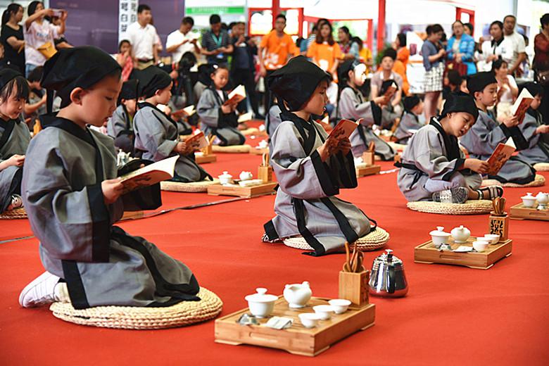 汉文化大使洪鬍子老师带领汉服少儿行拜师礼,读《孝经》;茶文化学者
