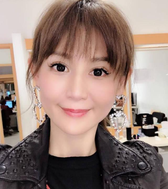 27岁闪婚却惨遭家暴,离婚后独自抚养女儿,如今46岁还是美艳迷人