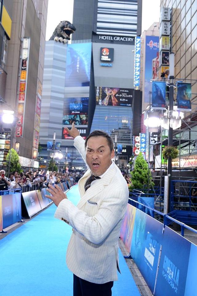 《哥斯拉2》日本首映礼:渡边谦搞怪模仿,章子怡红色礼服吸睛!